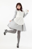 「バトルコスチュームモデル さくらのアリスワンピース」の着用例。(c)CLAMP・ShigatsuTsuitachi CO.,LTD./講談社