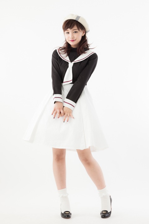 「友枝小学校長袖セーラーワンピース」の着用例。(c)CLAMP・ShigatsuTsuitachi CO.,LTD./講談社