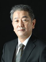 芳村役を務める加藤忠可。