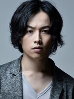 西尾錦役を務める鈴木勝吾。