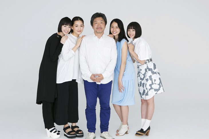 左から夏帆（三女・千佳役）、綾瀬はるか（長女・幸役）、是枝裕和監督、長澤まさみ（次女・佳乃役）、広瀬すず（四女・すず役）。