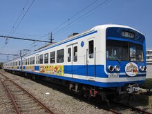 駿豆線のラッピング電車。(c)渡辺航（週刊少年チャンピオン）／劇場版弱虫ペダル製作委員会
