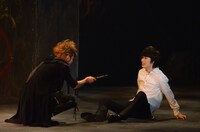 安藤（影山達也）を狙う蝉（佐野大樹）。