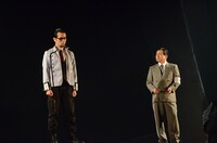 鷲尾昇演じる緒方（マスター）とラサール石井演じる辰美。