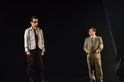 鷲尾昇演じる緒方(マスター)とラサール石井演じる辰美。