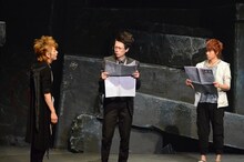 舞台版「魔王 JUVENILE REMIX」公開稽古の様子。（左から）佐野大樹演じる蝉、細見大輔演じる岩西、池岡亮介演じる安藤潤也。蝉の特徴的なウサ耳フードも再現された。