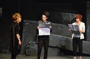 舞台版「魔王 JUVENILE REMIX」公開稽古の様子。(左から)佐野大樹演じる蝉、細見大輔演じる岩西、池岡亮介演じる安藤潤也。蝉の特徴的なウサ耳フードも再現された。