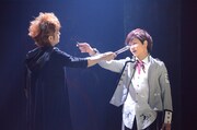 対決する蝉(佐野大樹)とスズメバチ(Ry☆)。