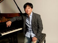 音楽を手がける本間昭光。