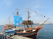 ミギーの巨大な帆が掲げられた「サンタマリア号」。