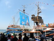 ミギーの巨大な帆が掲げられた「サンタマリア号」。