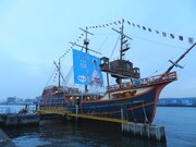 ミギーの巨大な帆が掲げられた「サンタマリア号」。