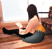 A賞「ヒナガラスクッション」の使用イメージ。(c)古舘春一/集英社・「ハイキュー!!」製作委員会・MBS