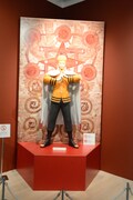 「連載完結記念 岸本斉史 NARUTO－ナルト－展」に設置されたナルトの等身大フィギュア。(c)岸本斉史 スコット / 集英社
