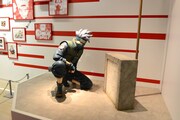 「連載完結記念 岸本斉史 NARUTO－ナルト－展」に設置された慰霊碑を前に佇むカカシの等身大フィギュア。(c)岸本斉史 スコット / 集英社