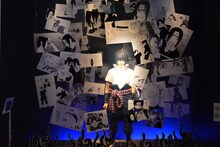 「連載完結記念 岸本斉史 NARUTO－ナルト－展」に設置されたサスケの等身大フィギュア。(c)岸本斉史 スコット / 集英社