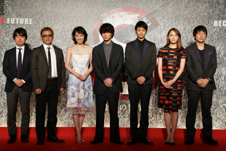 （左から）韓哲プロデューサー、平野俊一監督、吹石一恵、綾野剛、向井理、新垣結衣、大森南朋。