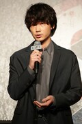 蘇我伊織役の綾野剛。