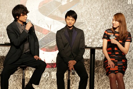 アクションシーンについて話す綾野剛、向井理、新垣結衣。