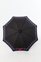 悪魔ほむらをイメージした傘。(c)Magica Quartet／Aniplex・Madoka Movie Project Rebellion