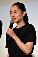 田宮良子役の深津絵里。