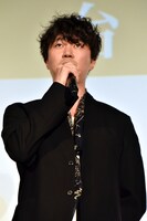 浦上役の新井浩文。