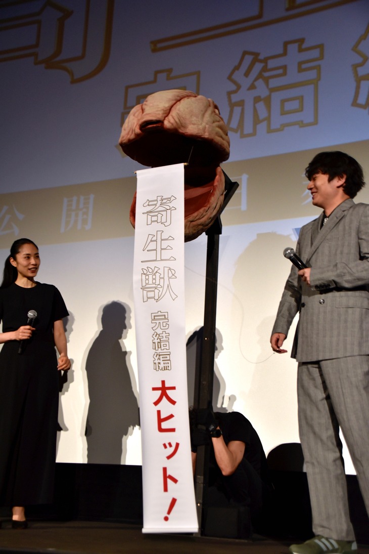 「パラサイトくす玉」を割ったときの様子。