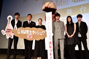 （左から）山崎貴監督、ピエール瀧、深津絵里、染谷将太、橋本愛、新井浩文。
