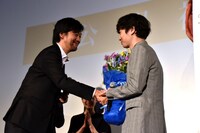 サプライズで山崎監督から花束を渡された染谷。