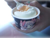 「劇場版 魔法少女まどか☆マギカ[新編]叛逆の物語」のスペシャルコラボレーションカップアイスセット (c)Magica Quartet / Aniplex・Madoka Movie Project Rebellion