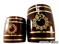 380ml（左）と1L（右）の比較 (c)鈴木央/講談社