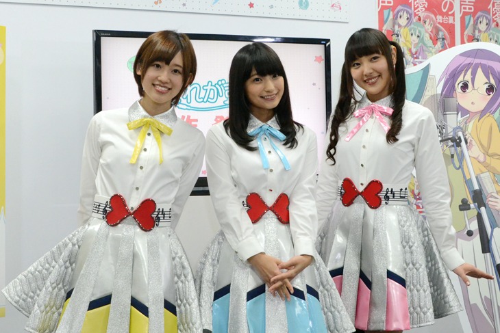 アニメ「それが声優！」制作発表会に登場したメインキャスト。左から一ノ瀬双葉役の高橋李依、小花鈴役の高野麻里佳、萌咲いちご役の長久友紀。
