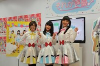 アニメ「それが声優！」制作発表会に登場したメインキャスト。左から一ノ瀬双葉役の高橋李依、小花鈴役の高野麻里佳、萌咲いちご役の長久友紀。