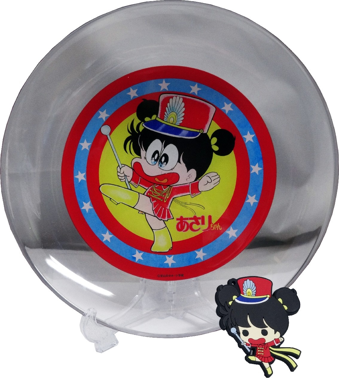 「あさりちゃん クリアプレート」と「あさりちゃん TINYラバーストラップ」のイメージ。(c)室山まゆみ・小学館