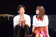 舞台「龍狼伝」公開稽古の様子。天地志狼（椎名鯛造）と泉真澄（栞菜）は三国志の世界にタイムスリップしてしまう。