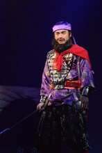 舞台「龍狼伝」公開稽古より、張飛（友常勇気）。