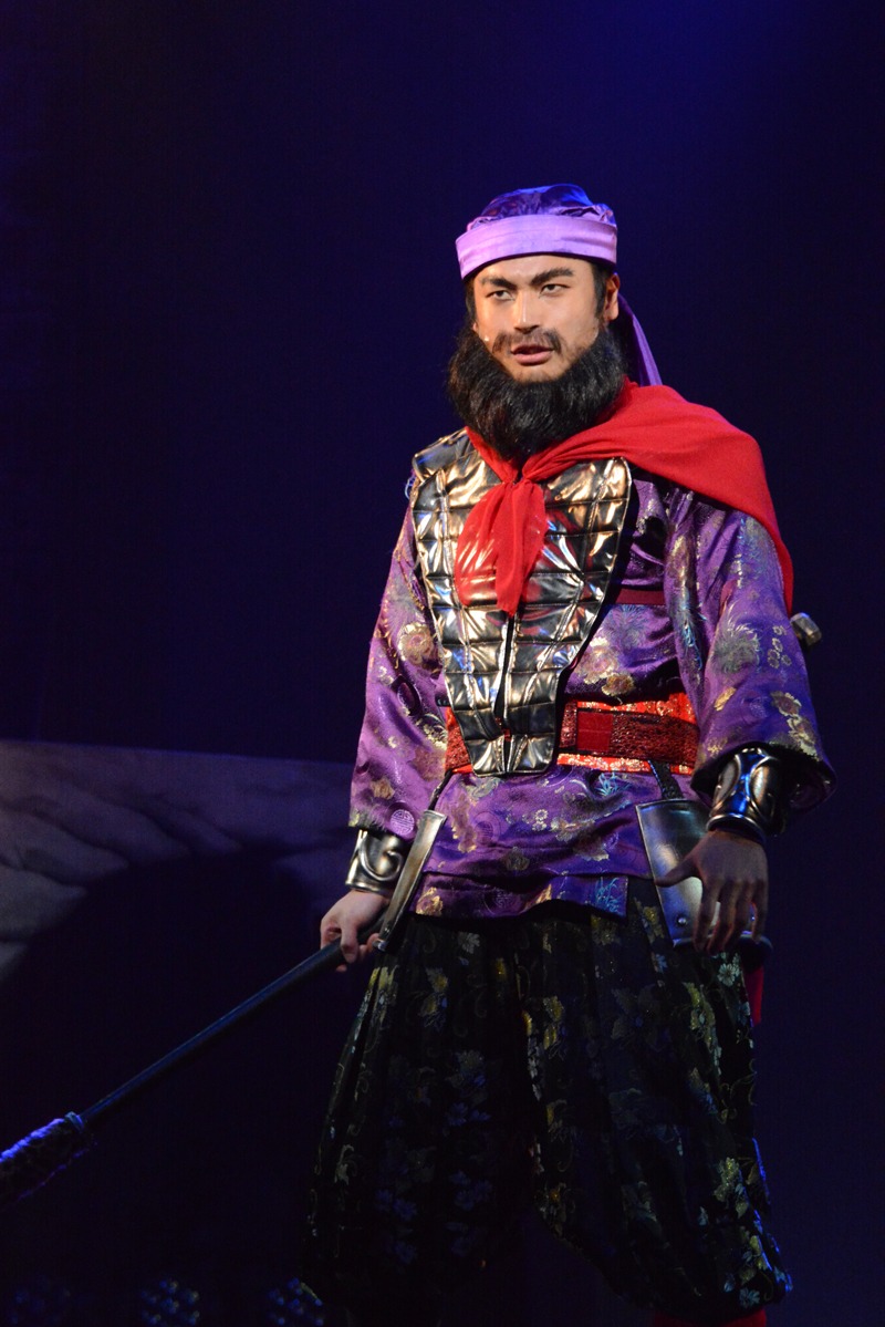 舞台「龍狼伝」公開稽古より、張飛（友常勇気）。