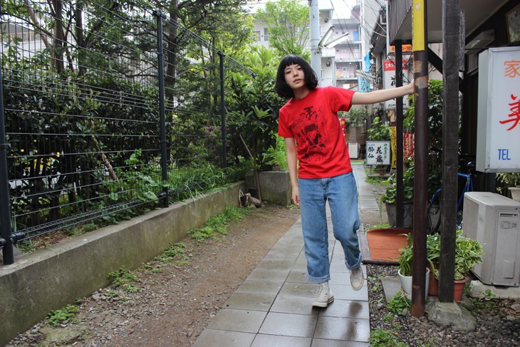「鉄コン筋クリート」Tシャツ着用例（モデル：カネコアヤノ） (c)松本大洋／小学館