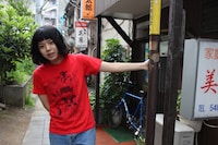 「鉄コン筋クリート」Tシャツ着用例（モデル：カネコアヤノ） (c)松本大洋／小学館