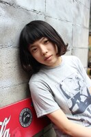 「鉄コン筋クリート」Tシャツ着用例（モデル：カネコアヤノ） (c)松本大洋／小学館