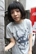 「鉄コン筋クリート」Tシャツ着用例（モデル：カネコアヤノ） (c)松本大洋／小学館