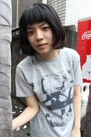 「鉄コン筋クリート」Tシャツ着用例（モデル：カネコアヤノ） (c)松本大洋／小学館