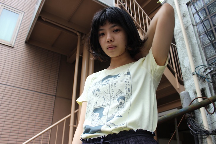 「鉄コン筋クリート」Tシャツ着用例（モデル：カネコアヤノ） (c)松本大洋／小学館