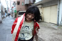 「鉄コン筋クリート」Tシャツ着用例（モデル：カネコアヤノ） (c)松本大洋／小学館