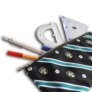 「ボーダー玉狛支部エンブレムペンケース」三雲修カラー（ブラック）の使用イメージ。(c)葦原大介/集英社・テレビ朝日・東映アニメーション