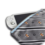 「ボーダー玉狛支部エンブレムペンケース」空閑遊真カラー（グレー）の使用イメージ。(c)葦原大介/集英社・テレビ朝日・東映アニメーション