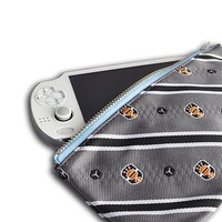 「ボーダー玉狛支部エンブレムペンケース」空閑遊真カラー（グレー）の使用イメージ。(c)葦原大介/集英社・テレビ朝日・東映アニメーション