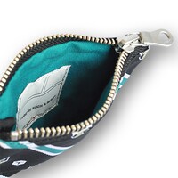 「ボーダー玉狛支部エンブレムパスポーチ」三雲修カラー（ブラック）(c)葦原大介/集英社・テレビ朝日・東映アニメーション