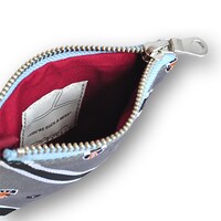 「ボーダー玉狛支部エンブレムパスポーチ」空閑遊真カラー（グレー）(c)葦原大介/集英社・テレビ朝日・東映アニメーション