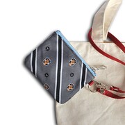 「ボーダー玉狛支部エンブレムパスポーチ」空閑遊真カラー（グレー）の使用イメージ。(c)葦原大介/集英社・テレビ朝日・東映アニメーション